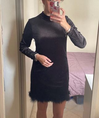 Vestido negro con plumas