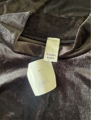 Vestido negro con plumas