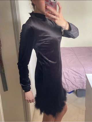 Vestido negro con plumas