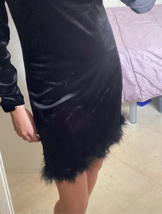 Vestido negro con plumas