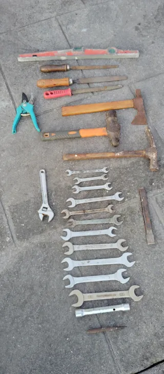 Lote herramientas: llaves, martillo, serrucho