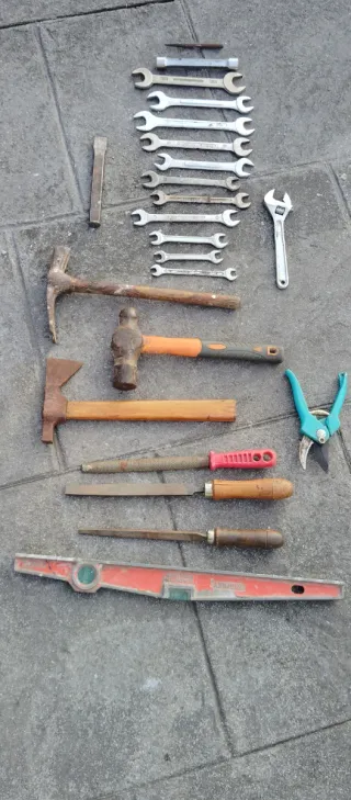 Lote herramientas: llaves, martillo, serrucho