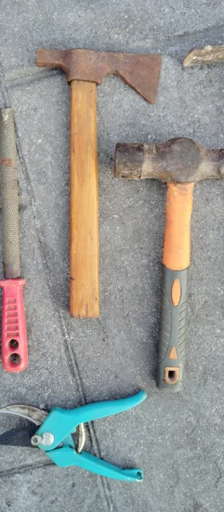 Lote herramientas: llaves, martillo, serrucho