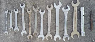 Lote herramientas: llaves, martillo, serrucho