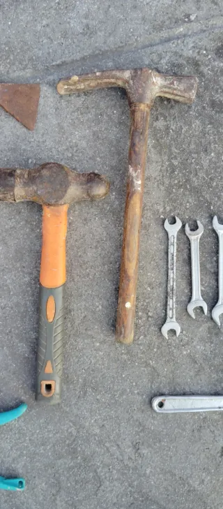 Lote herramientas: llaves, martillo, serrucho