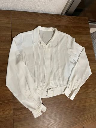 Camisa blanca con detalles