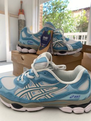 Zapatillas Asics Azules y Blancas