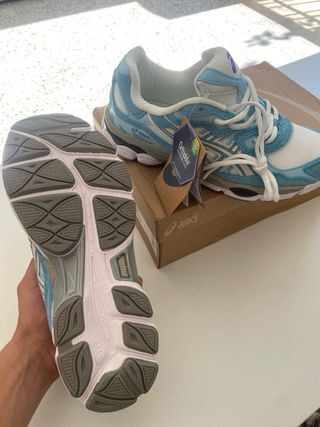 Zapatillas Asics Azules y Blancas