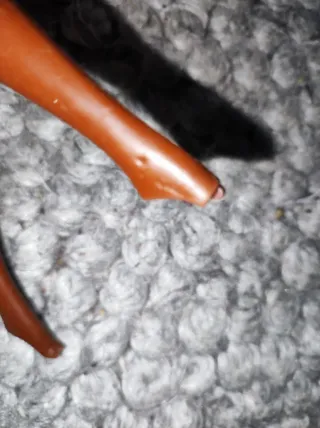 Barbie. Cara ballerina ha mani e piedi rovinati