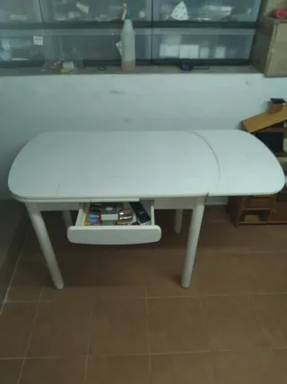Mesa de cocina blanca