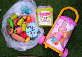 Caja con Comidas de juguete y Carrito de la Compra