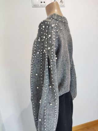 Jersey gris perlas escote y mangas