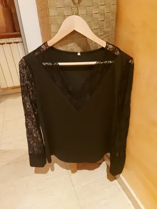 Blusa negra con encaje