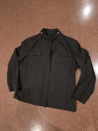 Chaqueta gabardina cremallera verde oliva