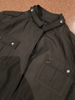 Chaqueta gabardina cremallera verde oliva