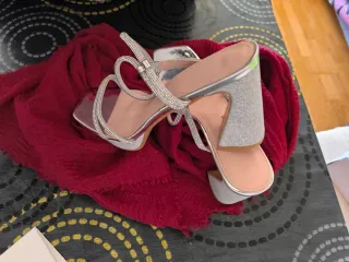 Zapatos de fiesta plateados con pedrería