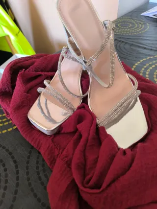 Zapatos de fiesta plateados con pedrería