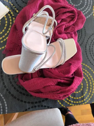 Zapatos de fiesta plateados con pedrería