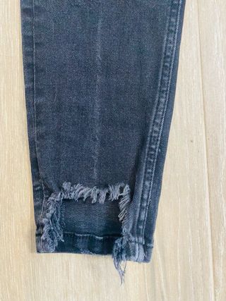 Pantalón vaquero negro bordado flores