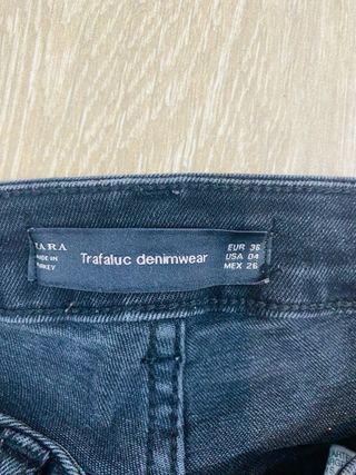 Pantalón vaquero negro bordado flores