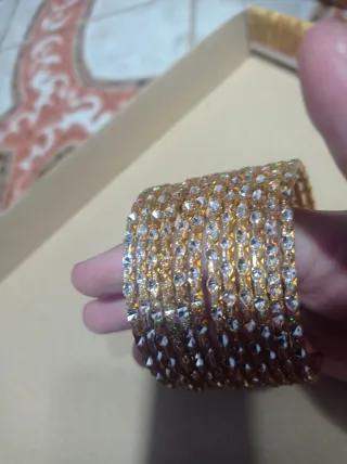 Brazaletes dorados con pedrería