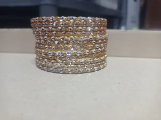 Brazaletes dorados con pedrería
