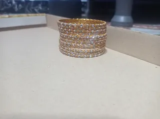 Brazaletes dorados con pedrería