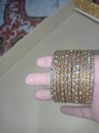 Brazaletes dorados con pedrería