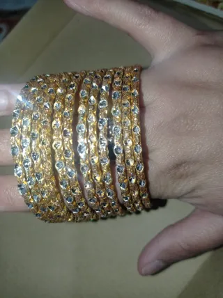 Brazaletes dorados con pedrería