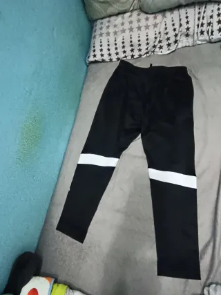 Pantalón Joma Negro con Raya Blanca