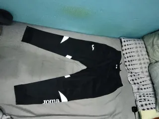 Pantalón Joma Negro con Raya Blanca