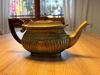 Tetera antigua de latón