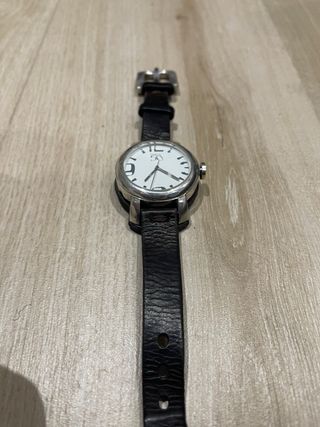 Reloj de pulsera plateado y marrón