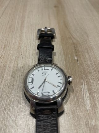 Reloj de pulsera plateado y marrón