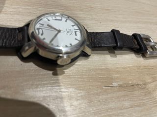 Reloj de pulsera plateado y marrón