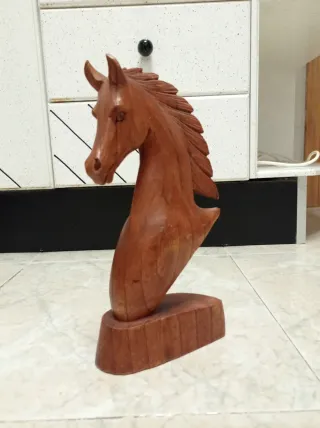 Caballo de madera tallado