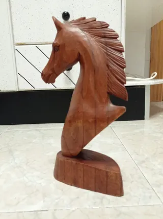 Caballo de madera tallado