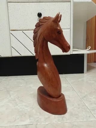 Caballo de madera tallado