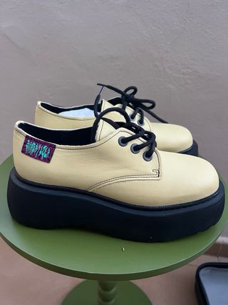 Zapatos Derby Bimba y Lola plataforma amarillos
