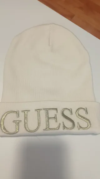 Gorro Guess Blanco con Bordado Dorado
