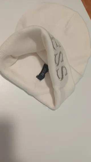 Gorro Guess Blanco con Bordado Dorado