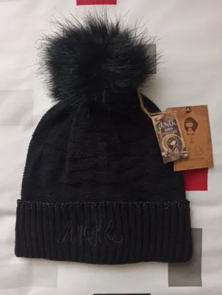 Gorro Anekke Negro con pompón