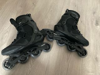 Patines en línea negros talla 40 + bolsa y casco