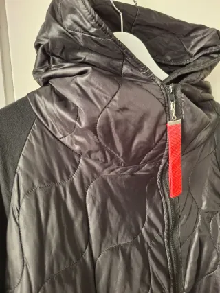 Abrigo diseño negro y rojo