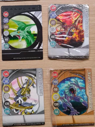 Cartas Bakugan y Pokémon
