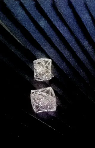 Pendientes plateados con diseño