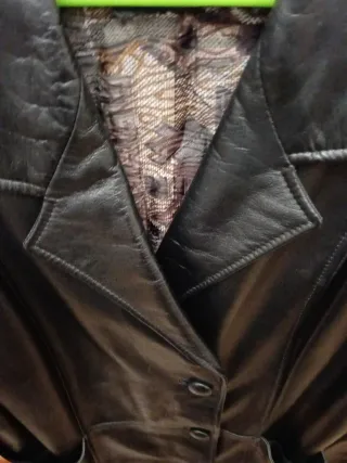 Chaqueta de piel negra acolchada