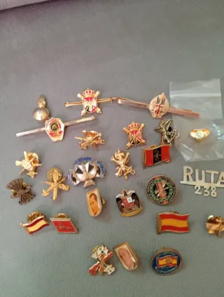 Lote de insignias Legión y pisacorbatas