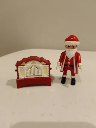 Papá Noel con órgano de juguete