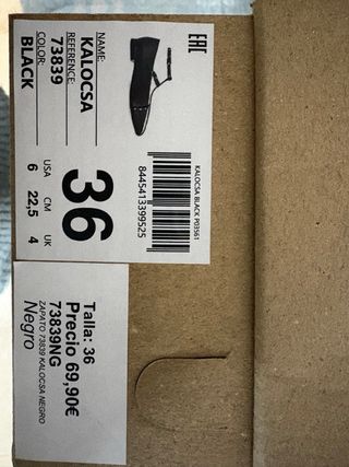 Zapatos negros con tachuelas doradas